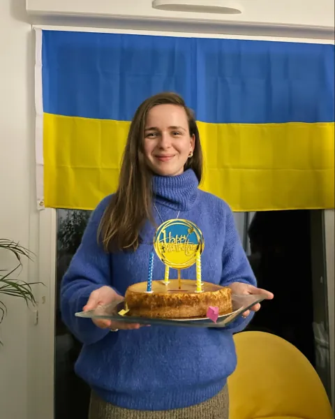 Дана с тортом на фоне украинского флага